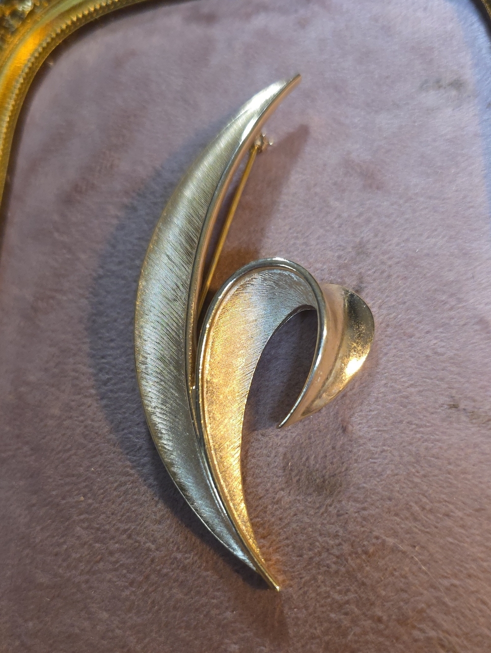 Crown Trifari Gold Tone Split Leaf Brooch– Textured & Polished Mid-Century